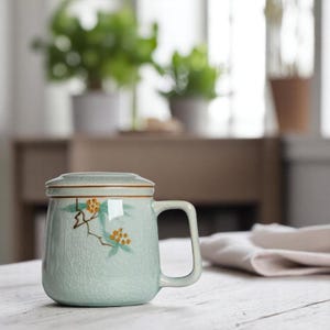 Elegante taza de té de cerámica con tapa y colador / Infusor floral para té de hojas sueltas / Regalo para la oficina y el hogar / Regalo navideño de cerámica