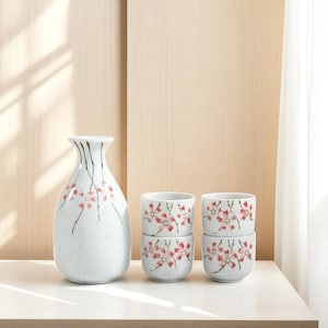 Japanisches Kirschblüten Sake Set | Weiße Porzellan Flasche & Becher | Niedliches Keramik Wein-Set | Weihnachtsgeschenk für Sie, Ihn oder Paare
