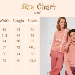 Puede incluir: Una tabla de tallas en cent&iacute;metros para una sudadera, con medidas de ancho, largo y largo de manga. La tabla se muestra con dos personas que visten sudaderas y pantalones color coral a juego. El texto "Size Chart" est&aacute; en la parte superior.