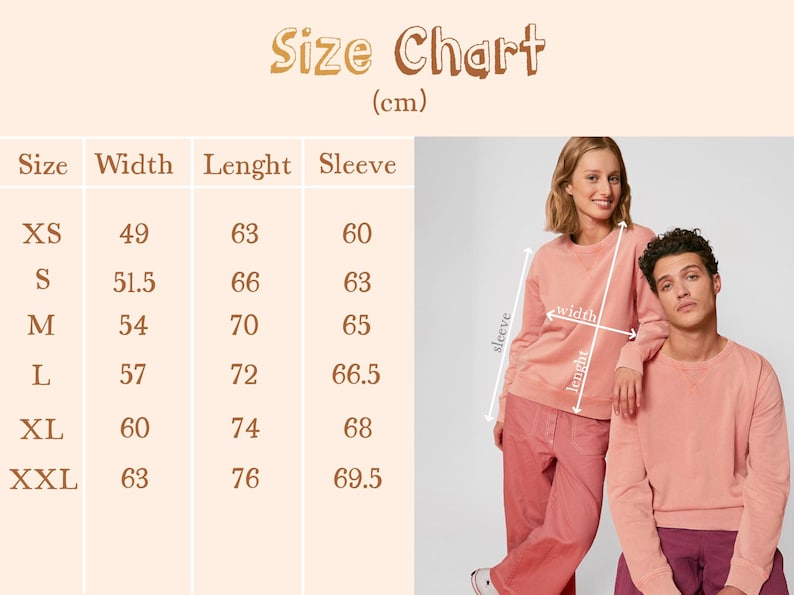 Puede incluir: Una tabla de tallas en cent&iacute;metros para una sudadera, con medidas de ancho, largo y largo de manga. La tabla se muestra con dos personas que visten sudaderas y pantalones color coral a juego. El texto "Size Chart" est&aacute; en la parte superior.