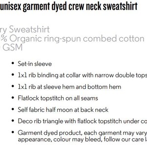 Puede incluir: Descripci&oacute;n de texto de una sudadera unisex te&ntilde;ida en prenda con cuello redondo. Incluye manga montada, ribete de canal&eacute; y pespunte plano. Fabricada en algod&oacute;n peinado 100% org&aacute;nico hilado en anillo, 300 GSM. El producto te&ntilde;ido en prenda puede variar en apariencia.