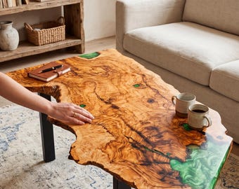 Mesa artesanal em madeira de oliveira em harmonia com resina epóxi.