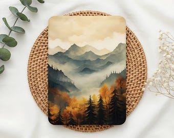 Pode incluir: Uma impressão retangular apresentando uma ilustração de paisagem de cadeias de montanhas em camadas que desaparecem num céu nebuloso amarelo-pálido, com um primeiro plano de árvores perenes escuras e folhagem de outono em tons de laranja e dourado.