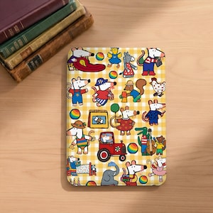 Pode incluir: Uma capa retangular para tablet com um padrão xadrez amarelo e branco. A capa é adornada com ilustrações de desenhos animados de ratos, animais e objetos. As ilustrações incluem um trator vermelho, uma galinha e uma bola de arco-íris.