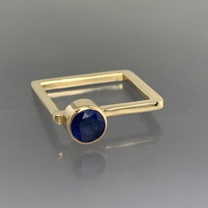 Sapphire Chatham 6mm set in a 14kt yellow gold bezel on a 14kt yellow gold square band. This can be created in your size.