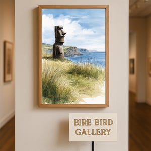 Może przedstawiać: Oprawiony akwarelowy obraz przedstawiający posąg Moai na zalesionym wzgórzu z widokiem na ocean. Dzieło sztuki jest w jasnej drewnianej ramie i wisi na beżowej ścianie. Poniższy znak głosi "BIRE BIRD GALLERY."