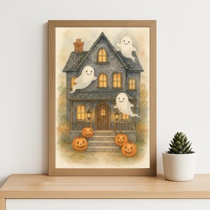 Peut inclure: Peinture à l'aquarelle d'une maison hantée avec des fantômes et des citrouilles d'Halloween. La maison grise a des fenêtres éclairées, des toiles d'araignées et une porte marron. Trois fantômes blancs flottent autour de la maison, et quatre citrouilles sculptées sont sur les marches. L'œuvre est dans un cadre en bois.