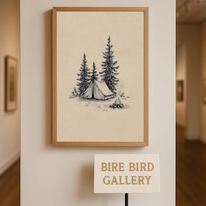 Peut inclure: Illustration en noir et blanc encadrée d'une scène de camping. L'œuvre représente une tente au milieu de pins, avec un petit feu de camp au premier plan. Le cadre est en bois clair. Le panneau en dessous indique "BIRE BIRD GALLERY."
