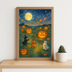 Puede incluir: Una impresión en acuarela enmarcada representa una escena de Halloween. Una luna llena y un cielo estrellado iluminan un campo de calabazas. Tres figuras, una bruja, una calabaza y un fantasma, llevan linternas. Calabazas talladas salpican el campo.