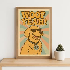 Może przedstawiać: Oprawiony wydruk z kreskówkowym golden retrieverem w okularach przeciwsłonecznych i wisiorkiem ze znakiem pokoju. Na wydruku widnieje napis "WOOF YEAH!" w kolorze pomarańczowym. Tło ma retro schemat kolorów.