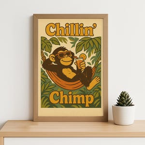 Puede incluir: Un póster enmarcado de estilo retro con un chimpancé de dibujos animados con gafas de sol, relajándose en una hamaca y sosteniendo una bebida. El texto "Chillin' Chimp" es naranja, rodeado de follaje verde.