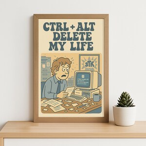 以下が含まれることがあります： レトロなデザインのフレーム入りプリント。このアートワークは、エラーメッセージが表示されたコンピューターを見ている、困惑したオフィスワーカーが特徴です。「CTRL + ALT DELETE MY LIFE」というテキストが上部にあります。白い鉢に入った小さな多肉植物が木製の表面に置かれています。