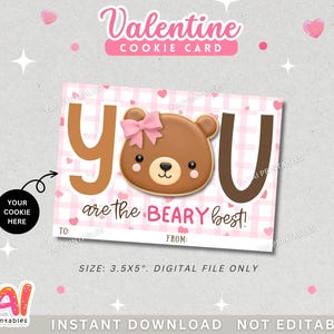 Może przedstawiać: Karta walentynkowa na ciasteczka z brązowym misiem i napisem "YOU are the BEARY best!" na różowo-białym wzorze w kratkę. Karta ma wymiary 8,89 x 12,7 cm.