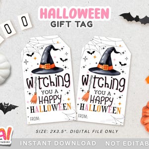 Op de afbeelding: Halloween cadeaulabels met een heksenhoed ontwerp. De labels lezen "Witching you a Happy Halloween" met ruimte om "From:" te schrijven. De labels zijn 5,08 x 8,89 cm en bevatten vleermuizen, sterren en een bezem.