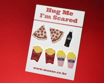 Pendientes de botón de comida desparejada: pizza, papas fritas, cola y palomitas (7 piezas)