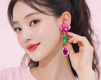 Pendientes colgantes con personajes de caramelos rosas – Joyería kitsch con gemas coloridas, accesorio llamativo y divertido