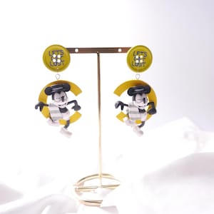 Zwart-witte Mickey-oorbellen, retrostijl, cartoonoorbellen, cadeau voor haar, speelse sieraden, vintage Disney, Mickey Mouse