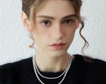 Collar de perlas Swarovski gris claro con cierre de palanca plateado