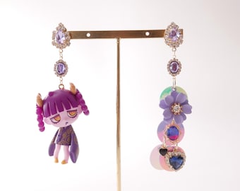 Pendientes colgantes asimétricos kawaii con figura de niña japonesa y postes de titanio.