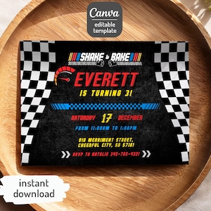 Puede incluir: Una invitación de fiesta de cumpleaños con diseño de bandera de carreras a cuadros en blanco y negro para un niño que cumple 3 años. La invitación tiene un fondo negro con un gráfico de velocímetro rojo, amarillo y azul. El texto de la invitación dice: "Shake & Bake Everett ¡cumple 3! Sábado 17 de diciembre de 11:00 a. m. a 1:00 p. m. 910 Merriment Street, Cheerful City, SD 57101 RSVP a Natalie 345-765-4321"