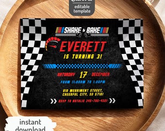 Può includere: Un invito a una festa di compleanno con un design a bandiera a scacchi bianco e nero per un bambino che compie 3 anni. L'invito ha uno sfondo nero con una grafica di tachimetro rosso, giallo e blu. Il testo sull'invito recita: "Shake & Bake Everett compie 3! Sabato 17 dicembre dalle 11:00 alle 13:00 910 Merriment Street, Cheerful City, SD 57101 RSVP a Natalie 345-765-4321"