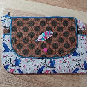 Pochette liège "Rêverie du magnolia"–Multi-poches avec fermeture zippée–Idéale pour accessoires, maquillage ou livre de poche