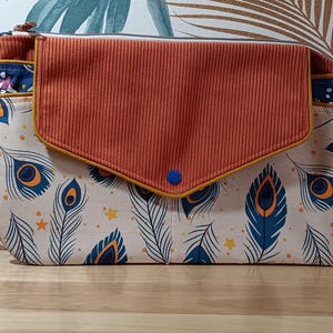 Pochette Cousue Main Élégante - Velours côtelé orange - Imprimé plume bleu et jaune - Confection vendéenne - Cadeau unique - Cadeau femme