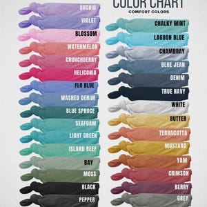 K&ouml;nnte beinhalten: Eine Farbkarte f&uuml;r Comfort Colors T-Shirts mit zwei Spalten aus verknoteten Stoffmustern. Jedes Muster ist mit Farbnamen beschriftet, darunter Orchid, Violet, Blossom, Watermelon, Crunchberry, Heliconia, Flo Blue, Washed Denim, Blue Spruce, Seafoam, Light Green, Island Reef, Bay, Moss, Black, Pepper, Chalky Mint, Lagoon Blue, Chambray, Blue Jean, Denim, True Navy, White, Butter, Terracotta, Mustard, Yam, Crimson, Berry und Grey.