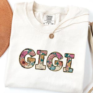 Comfort Colors Gigi Shirt-Floral Gigi Shirt-Flower Gigi Shirts-Mom Gift Mother&#39;s Day T Shirts-Grandmother&#39;s Day Gift for Mom-Gigi Idea Shirt