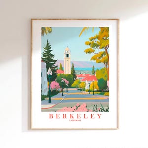 Może przedstawiać: Oprawiony wydruk artystyczny z kolorową ilustracją Berkeley w Kalifornii. Grafika przedstawia scenę uliczną z wieżą zegarową, budynkami, drzewami i czerwonym napisem "BERKELEY CALIFORNIA".
