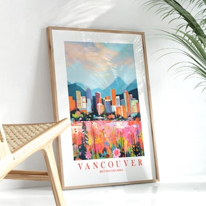 Könnte beinhalten: Eine farbenfrohe Illustration der Skyline von Vancouver mit Bergen im Hintergrund. Die Stadt ist in einer lebendigen Farbpalette aus Orange, Gelb, Rosa und Blau dargestellt. Der Text "VANCOUVER" und "BRITISH COLUMBIA" ist unten auf dem Bild in Rot gedruckt.