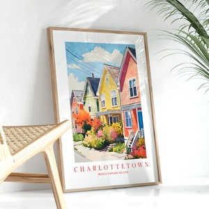 Op de afbeelding: Een aquarel schilderij van kleurrijke huizen in Charlottetown, Prince Edward Island. De huizen zijn geschilderd in tinten geel, oranje en rood, en staan ​​op een rij langs een straat. Er zijn bomen en bloemen op de voorgrond.