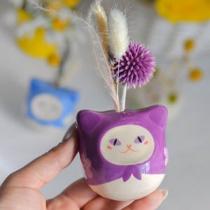 Mini keramisk kattvas, handgjord blommig rökelsehållare, liten miniatyrkattskulptur, skrivbordsdekoration, söt liten vas, kattälskare heminredning