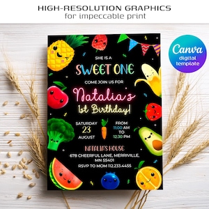 Puede incluir: Una invitación digital con fondo negro, con frutas de dibujos animados coloridas y el texto "She is a Sweet One" y "¡1er Cumpleaños de Natalia!". Incluye la fecha, hora y lugar.