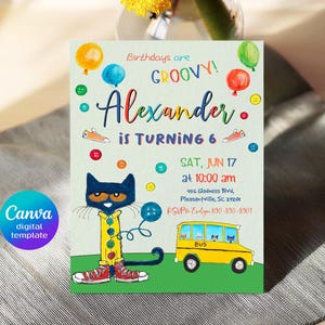 Peut inclure: Une invitation d'anniversaire color&eacute;e mettant en sc&egrave;ne un chat de dessin anim&eacute; portant une chemise jaune et des chaussures rouges. L'invitation indique "Les anniversaires sont GROOVY ! Alexander a 6 ans" et comprend les d&eacute;tails de la f&ecirc;te, notamment la date, l'heure et le lieu. L'invitation pr&eacute;sente &eacute;galement un bus scolaire jaune avec un toit bleu.