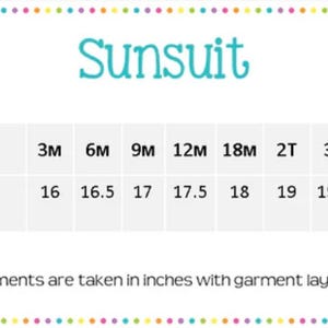 Op de afbeelding: Een tabel met het woord "Sunsuit" bovenaan, en een tabel met de kledinglengte in inches voor maten 3M tot 3T. De afmetingen vari&euml;ren van 40.6 cm tot 49.5 cm. De tekst onderaan luidt: "Afmetingen worden in inches genomen met het kledingstuk plat gelegd."