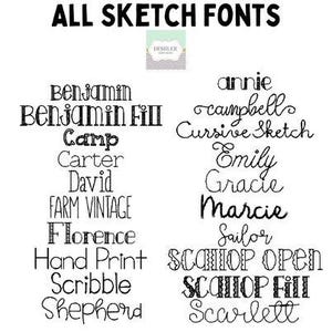 Op de afbeelding: Een afbeelding met verschillende schetslettertypen in zwart op een witte achtergrond. De tekst "ALL SKETCH FONTS" staat bovenaan. Lettertypenamen zijn onder meer "Benjamin", "Camp", "Carter", "David", "Florence" en meer. Een logo staat in het midden bovenaan.