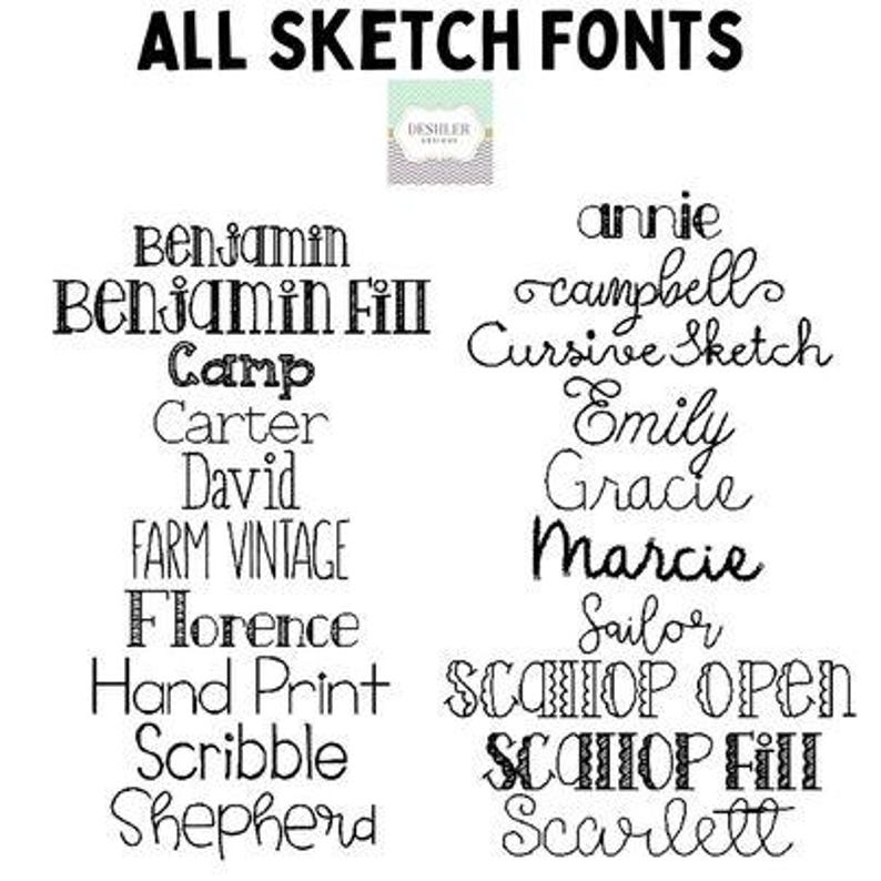 Op de afbeelding: Een afbeelding met verschillende schetslettertypen in zwart op een witte achtergrond. De tekst "ALL SKETCH FONTS" staat bovenaan. Lettertypenamen zijn onder meer "Benjamin", "Camp", "Carter", "David", "Florence" en meer. Een logo staat in het midden bovenaan.