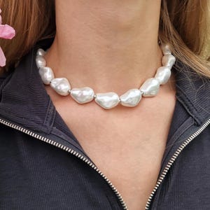 Collier décoratif en perles de coquillage blanches 18 mm - Ras de cou épais et audacieux 37 cm, bijoux de mariée baroques en perles, cadeau de mariage glamour pour elle, fait main