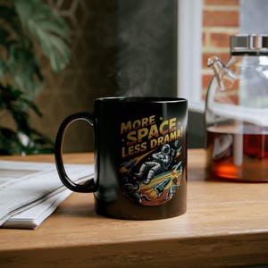 Taza "Más espacio, menos drama" - Diseño retro de astronautas y cohetes en el espacio exterior - Regalo divertido para amantes del espacio y un ambiente relajado - 325 ml y 430 ml