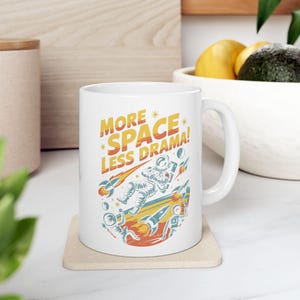 Taza "Más espacio, menos drama" - Diseño retro de astronautas y cohetes en el espacio exterior - Regalo divertido para amantes del espacio y un ambiente relajado (325 ml y 430 ml)