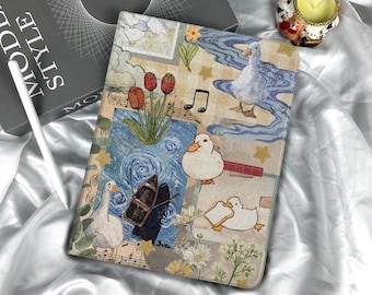 Puede incluir: Una funda para tableta con un diseño caprichoso de patos, tulipanes, notas musicales y un barco sobre un fondo azul y beige. La funda tiene un acabado suave y mate y está diseñada para proteger la tableta de arañazos y daños.