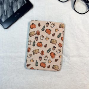 Gemütliche Kindle-Hülle mit Herbstmotiv (Kürbis, Kaffee, Buchzeichnung), passend für Kindle Colorsoft, Kobo Libra Colour, Kindle Oasis, abnehmbare E-Reader-Hülle, Geschenkidee