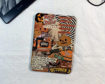 Pode incluir: Um autocolante retangular com uma colagem de imagens de Halloween, incluindo abóboras, um fantasma, um televisor com a etiqueta Fright Night e morcegos. O texto inclui Trick or Treat, October e um poema sobre bruxas e gatos pretos.