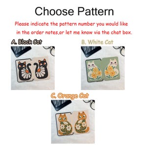 Pode incluir: Uma sele&ccedil;&atilde;o de tr&ecirc;s capas para e-reader com ilustra&ccedil;&otilde;es de gatos. A op&ccedil;&atilde;o A mostra um gato preto com uma margarida branca, B um gato branco com flores amarelas e C um gato laranja com flores brancas. Texto: Choose Pattern, A. Black Cat, B. White Cat, C. Orange Cat.