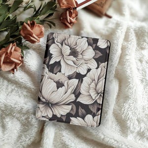 Krämfärgat Kindle-skal med pionmotiv och handrem, fodral för e-läsare, passar alla Kindle-modeller, personlig present, Kobo-skal