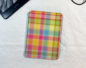 Funda para Kindle con diseño de cuadros coloridos, diseño de cuadros vichy pastel arcoíris, correa de mano, función de reposo/activación automática, funda estética suave, compatible con todos los modelos Kindle, idea de regalo.