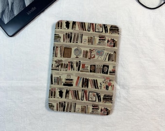 Etui na Kindle w stylu retro, biblioteczka w stylu vintage, z paskiem na rękę i funkcją automatycznego uśpienia/wybudzenia, idealne dla miłośników książek Kindle Paperwhite. Prezent dla czytelników i bibliofilów.