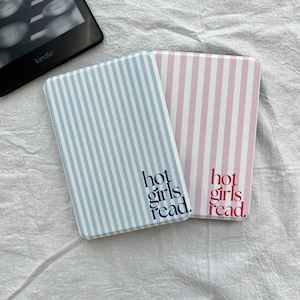 Könnte beinhalten: Zwei rechteckige Buchhüllen mit vertikalen Streifen. Eine ist hellblau und weiß, die andere rosa und weiß. Beide haben den Text "hot girls read" in Marineblau bzw. Rot. Im Hintergrund ist ein Kindle-E-Reader zu sehen.