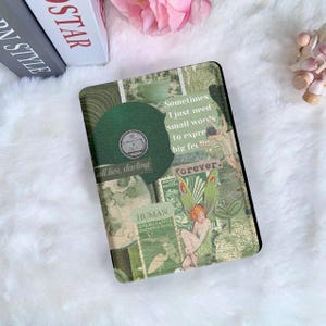 以下が含まれることがあります： 緑とクリーム色のタブレットケース。コラージュデザインで、緑色のレコード、ヴィンテージ切手、妖精のイラストが含まれています。「all lies, darling」、「Sometimes I just need small words to express big feelings」、「forever」の文字が含まれています。